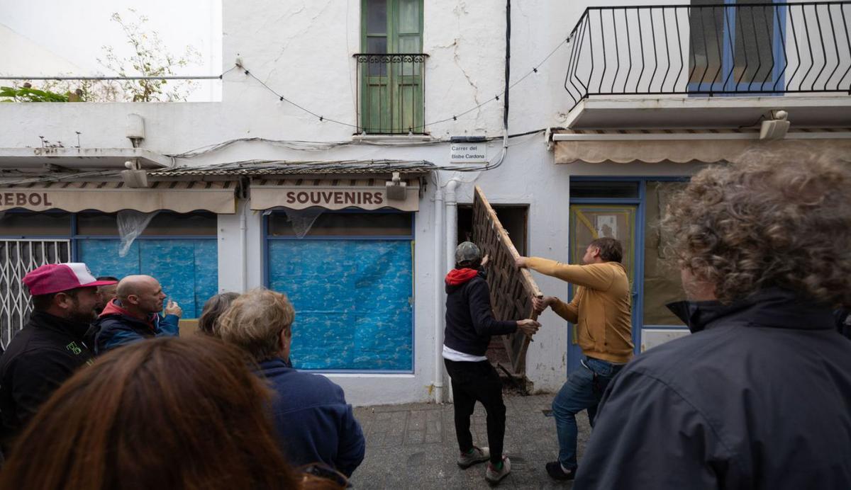 Dos personas quitaron el viernes la puerta que habían colocado los okupas en Sant Antoni. | VICENT MARÍ