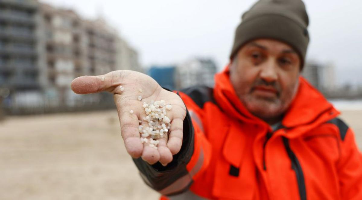 Uno de los trabajadores muestra microplásticos recogidos. |   // G. S.