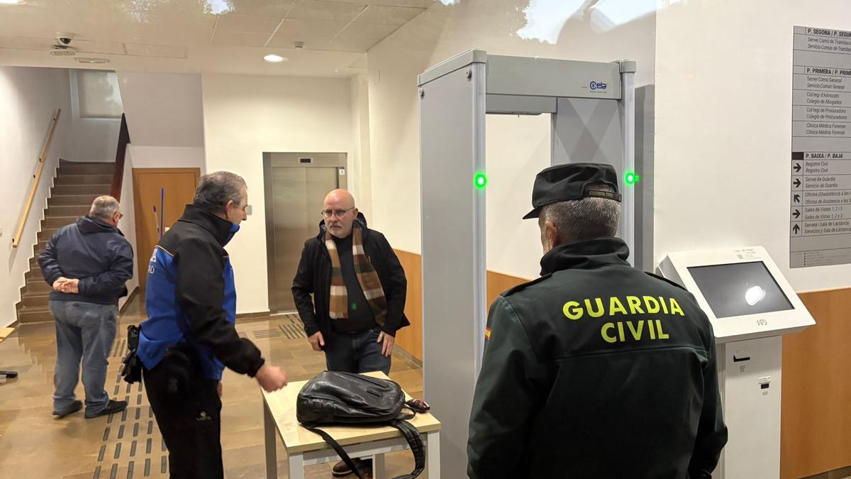 Jorge Suárez llega a los juzgados de Catarroja.