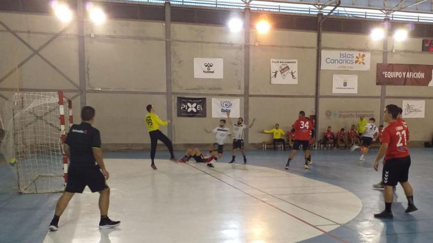 Una jugada del partido que ayer jugó el Disiclín en el “Antonio González” de Tejina. |  // BALONMANO TEJINA