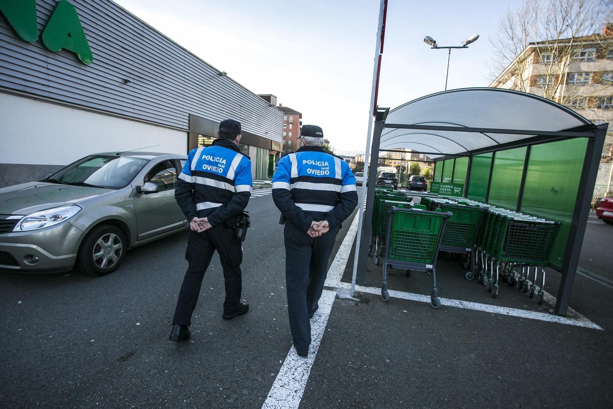 Controles policiales en los supermercados de Oviedo