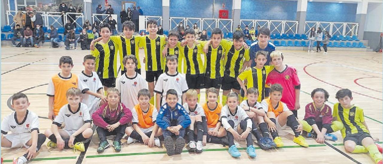 La selección balear benjamín y el Son Ferrer alevín de fútbol sala posan tras jugar un partido amistoso en Calvià.