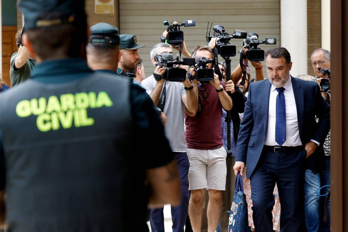 Valencia Juzgados de Catarroja El abogado de Carlos Mazón acude al juzgado Ignacio Gally Susana Camarero acude a declarar ante la jueza, pero entra por la puerta de atrás mientras las asociaciones de víctimas la esperan a la entrada VLC