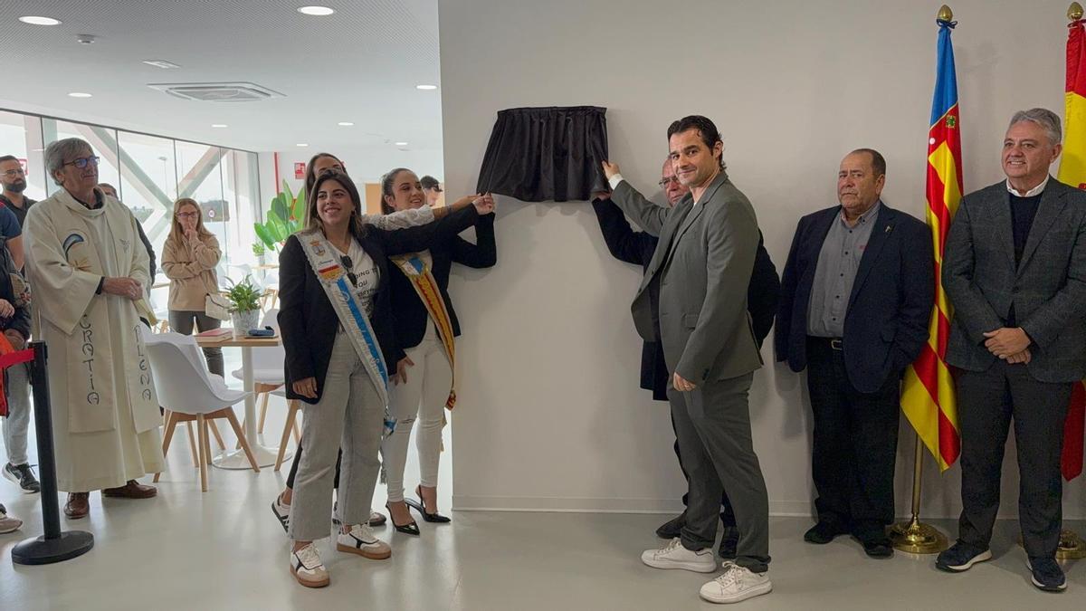 Momento de la inaguración con la reina de la sal y sus damas, el alcalde Eduardo Dolón y el gerente de Orthem, Manuel Martínez