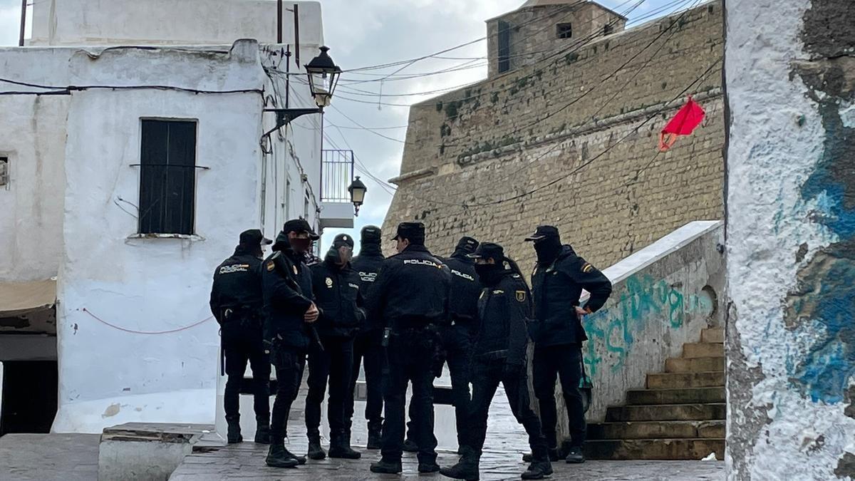 Los agentes de la Policía Nacional durante el registro en sa Penya