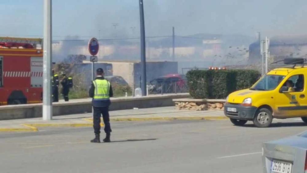 El incendio ha calcinado algunos vehículos estacionados