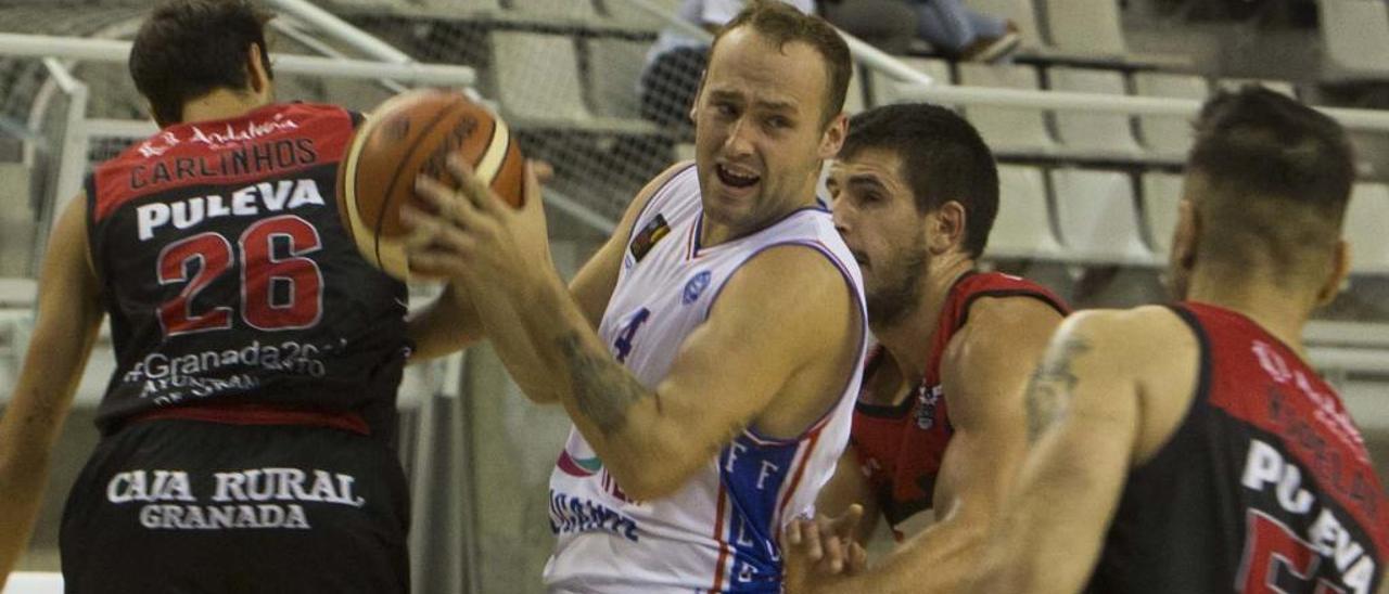 Devin Schmidt en un partido en Alicante.