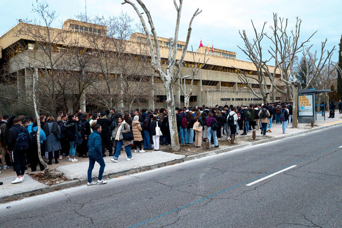 MADRID, 24/01/2023.- La presidenta de la Comunidad de Madrid, Isabel Díaz Ayuso, recibe este martes en la Universidad Complutense (UCM), donde cursó su carrera de periodismo, un reconocimiento como alumna ilustre, un homenaje que se produce entre medidas de seguridad ante el rechazo que ha despertado que le otorguen este premio,  como las 1.500 firmas que integrantes de la comunidad académica de la UCM, entre ellos 96 docentes, junto con investigadores y alumnos, han presentado en contra del nombramiento y que 75 por ciento de la Junta de la Facultad de Ciencias de la Información rechaza el nombramiento. En la imagen, colas ante la facultad de Ciencias de la Información. EFE/ Eduardo Oyana