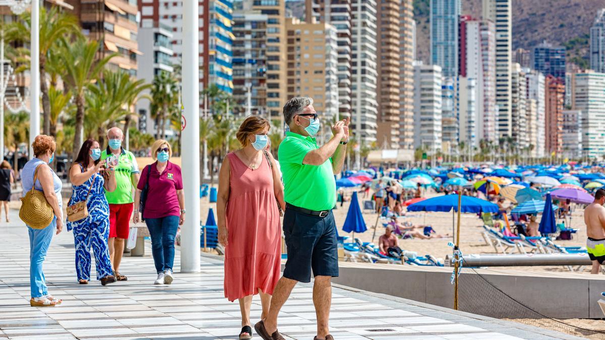 Fotografía de archivo de pensionistas en Benidorm.