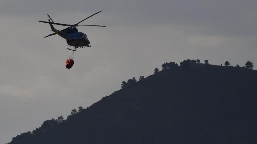 Un helicóptero actúa en el incendio de Artana, en 2016.