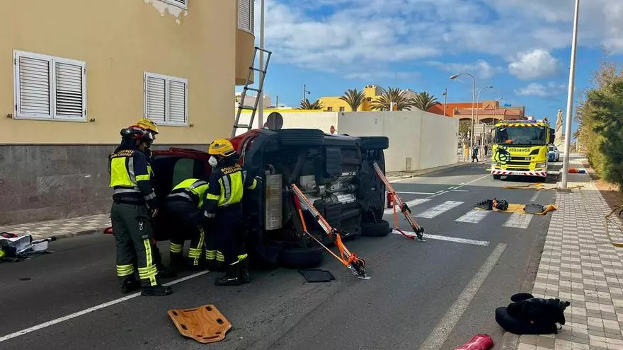 Vuelco de coche en la playa de Arinaga