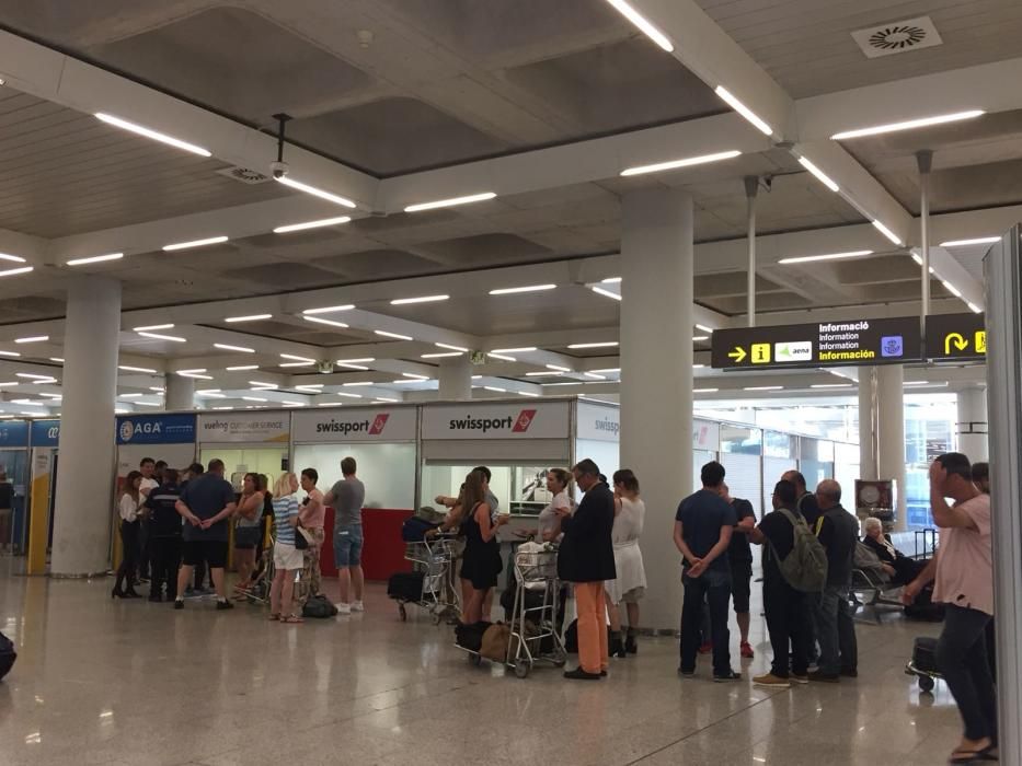 Vueling deja en tierra a más de cien pasajeros que debían volar a Barcelona