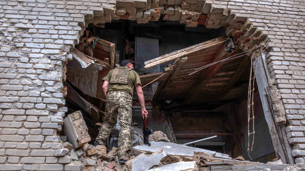 Un soldat, entre les ruïnes a la ciutat de Zaporíjia