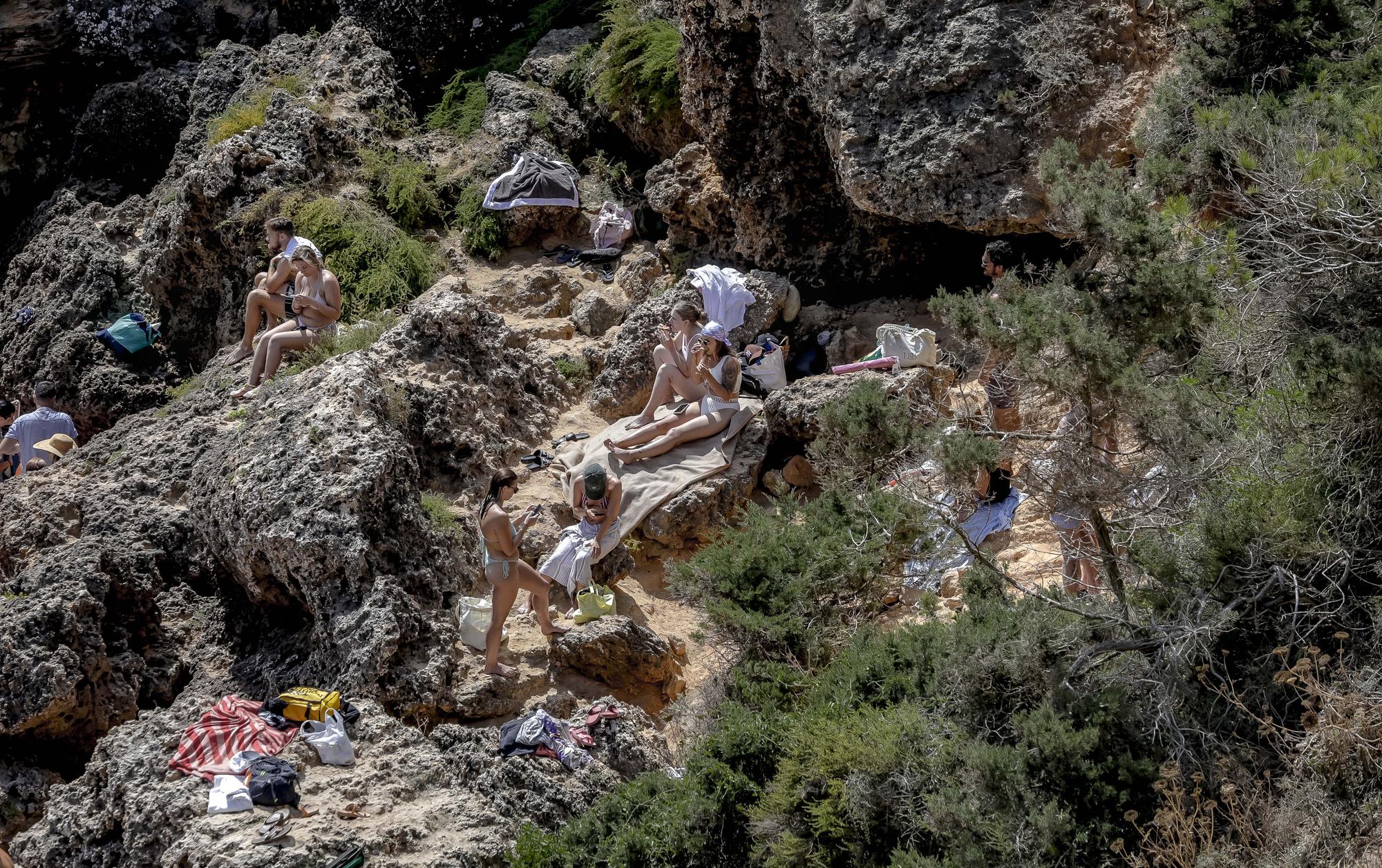 Fotos | El Caló des Moro, saturado de turistas