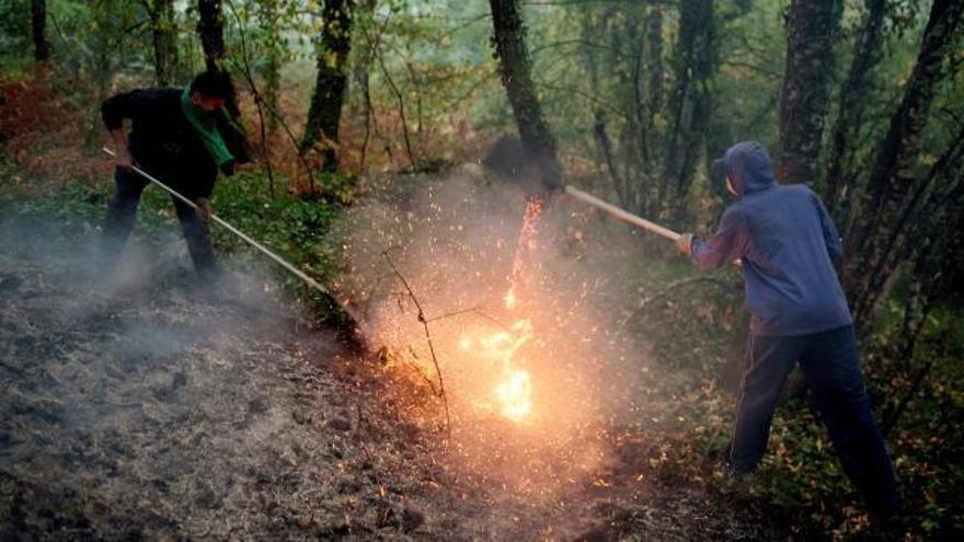 Siete incendios en Galicia continúan suponiendo un riesgo