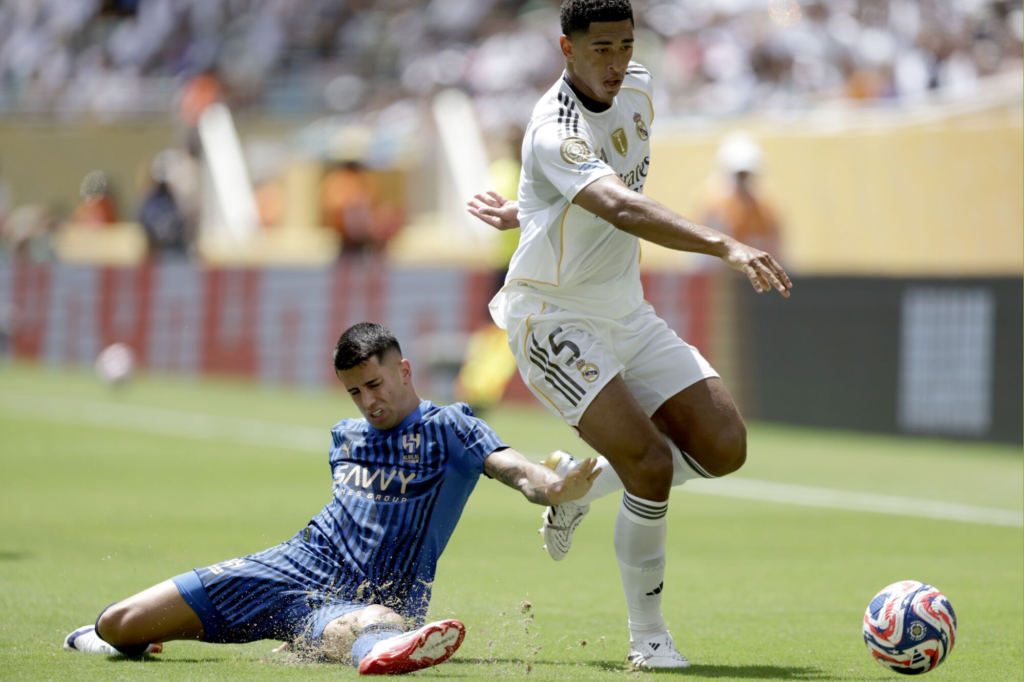 EVE6411. MIAMI (ESTADOS UNIDOS), 18/06/2025.- Jude Bellingham (d) de Real Madrid disputa el balón con João Cancelo de Al Hilal este miércoles, en un partido del Mundial de Clubes entre el Real Madrid y Al Hilal en el estadio Hard Rock de Miami (EE.UU.). EFE/Andre Coelho