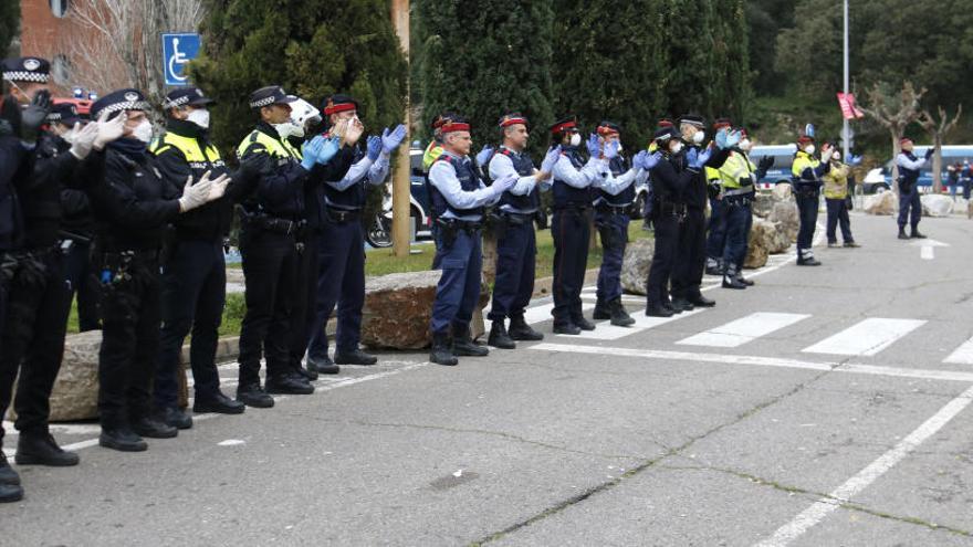 Els aplaudiments fets a davant de l&#039;hospital Josep Trueta de Girona