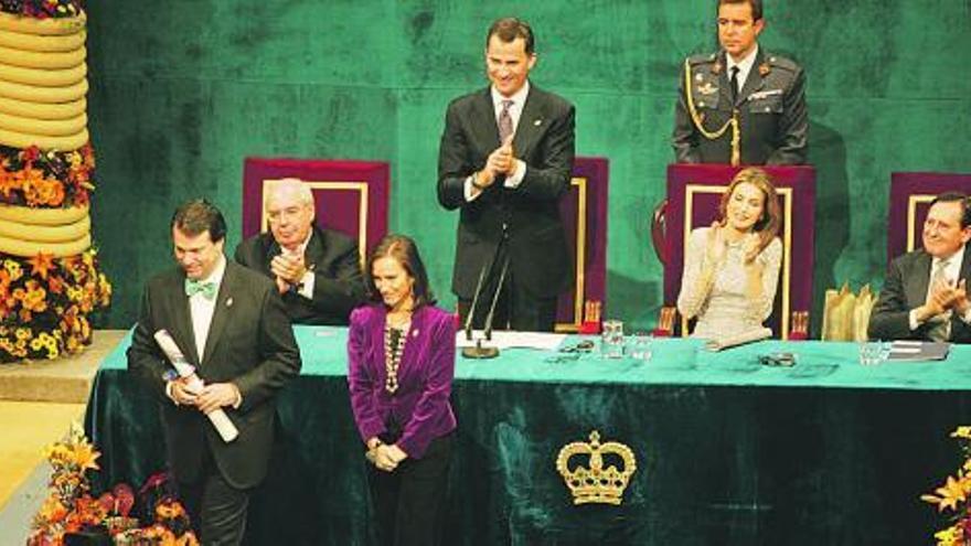 Pedro Alonso y Clara Menéndez, tras recibir el premio «Príncipe de Asturias» de Cooperación Internacional de 2008.