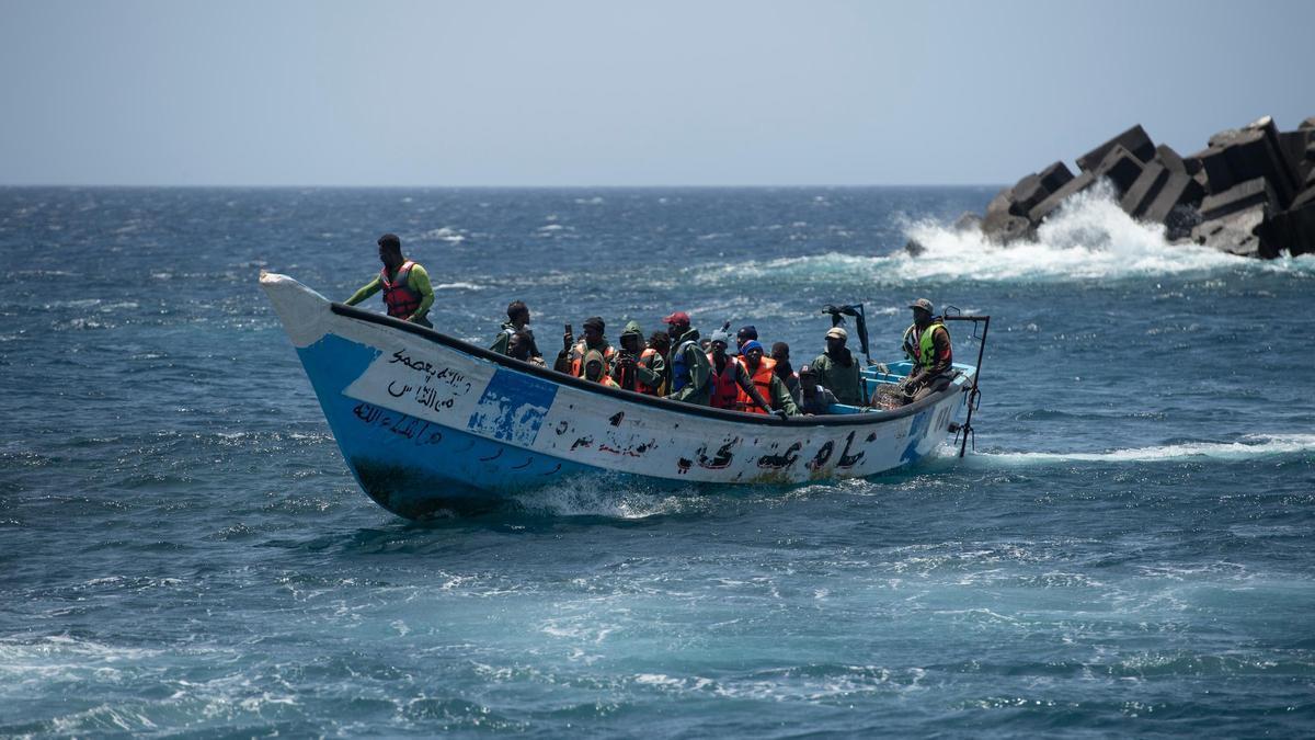 Un cayuco con decenas de inmigrantes subsaharianos a bordo a su llegada a la isla de Hierro la semana pasada.