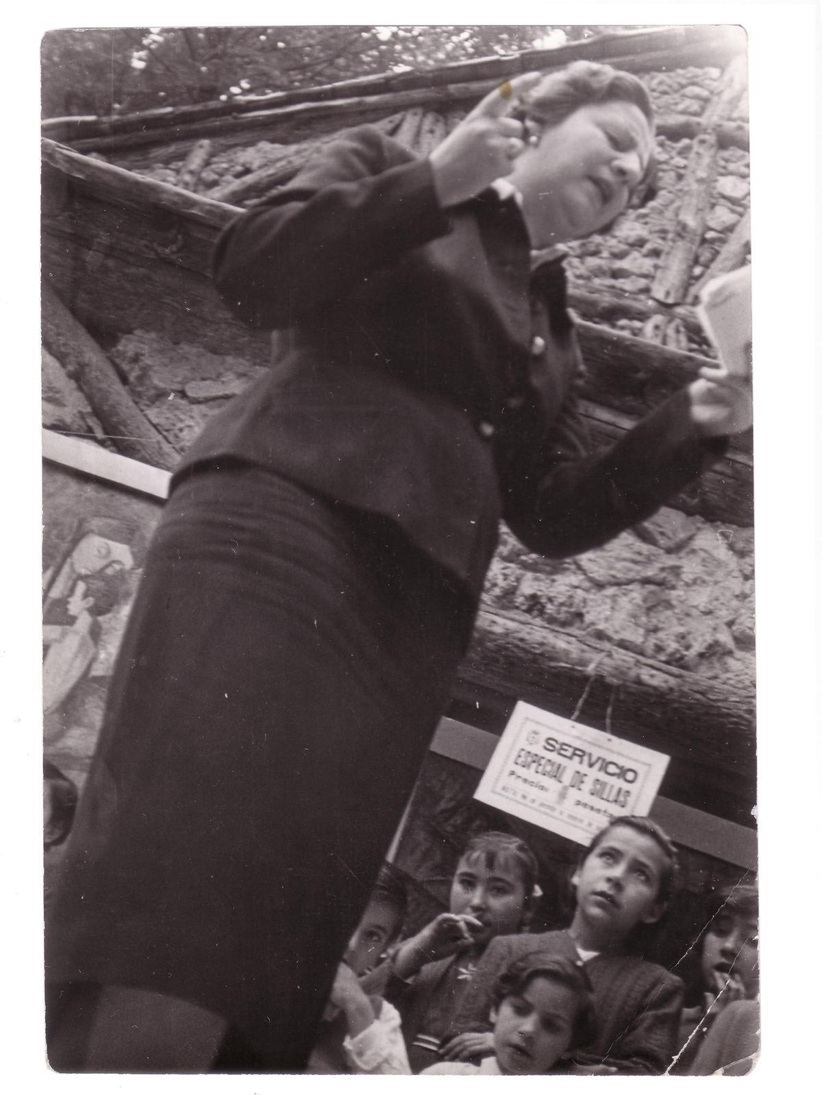Gloria Fuertes, en un recital poético en la década de los 50