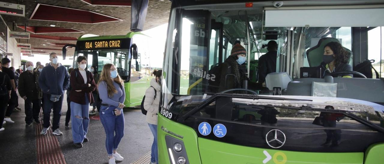 Una pasajera accede a la guagua en la línea interurbana 015 que une Santa Cruz y La Laguna en el Intercambiador de Aguere.