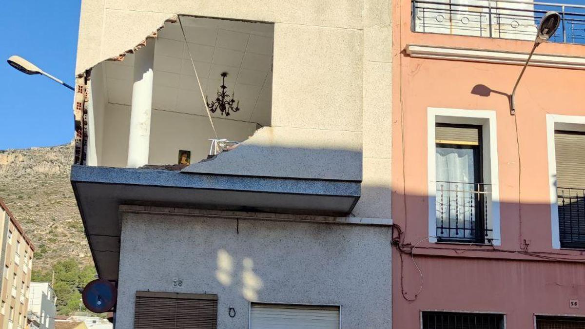 La fachada de la vivienda de Tavernes, destrozada tras el choque de la grúa