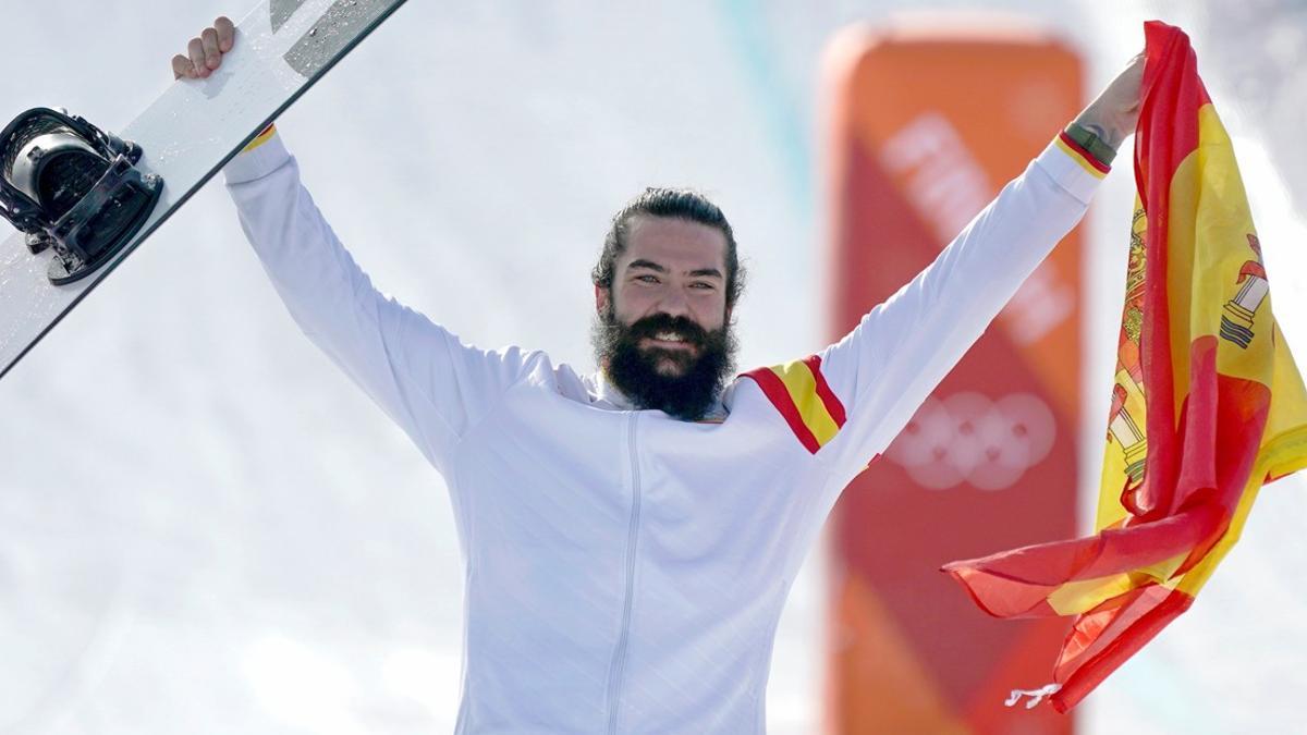 El español Regino Hernández hace historia y se une a los Fernández Ochoa en la fiesta de Vaultier