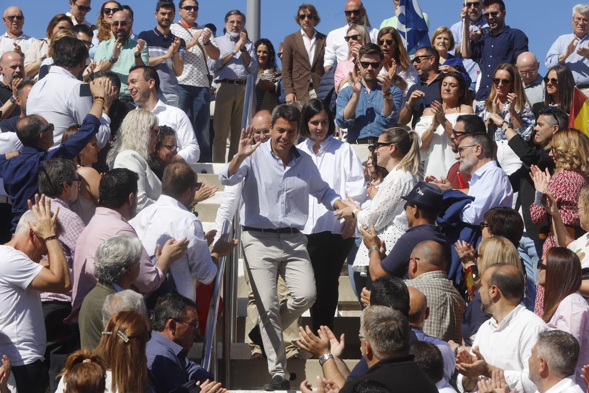 Mazón llega junto a la candidata a la Alcaldía de Paterna, Sara Palma.