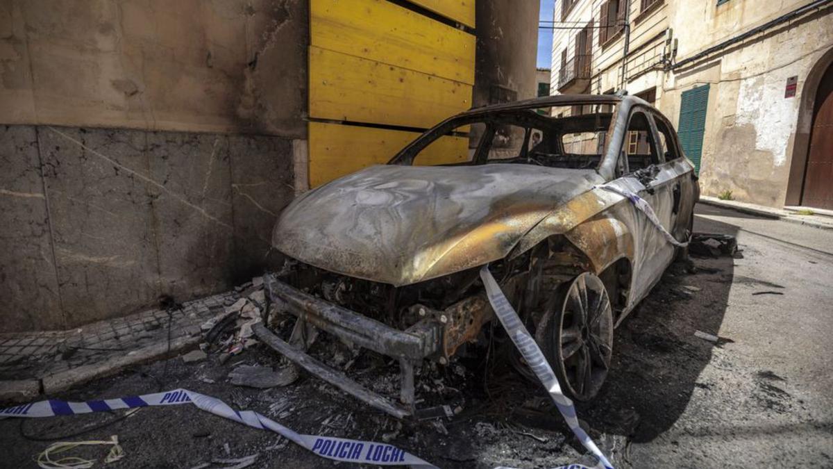 Coche gravemente dañado en la calle Juníper Serra. | B.RAMON