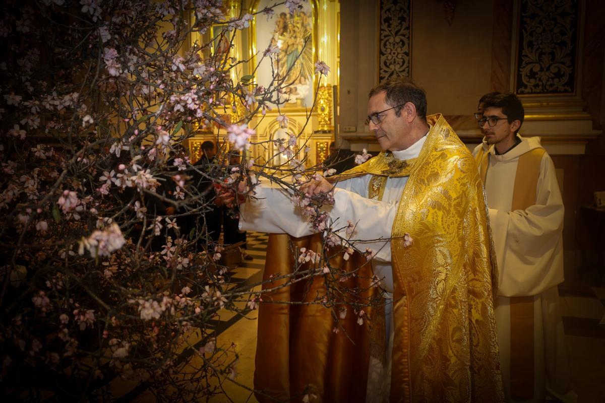 El párroco durante l'Entrà de la Flor de Torrent.