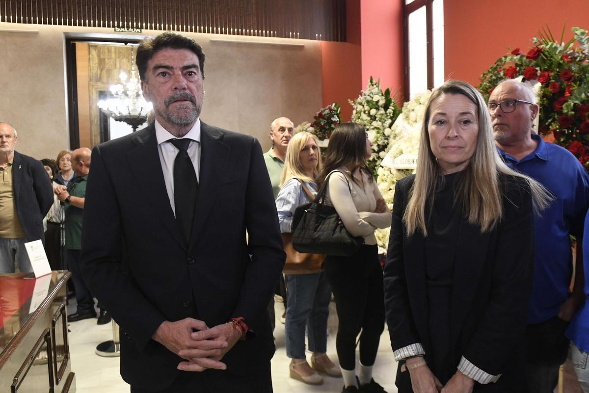 Las imágenes de la despedida a José Ballesta en la capilla ardiente instalada en el Salón de Plenos del Ayuntamiento de Murcia