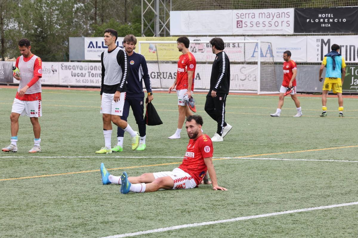 Desolación de varios jugadores de la SD Ibiza tras confirmarse su descenso en la última jornada liguera.