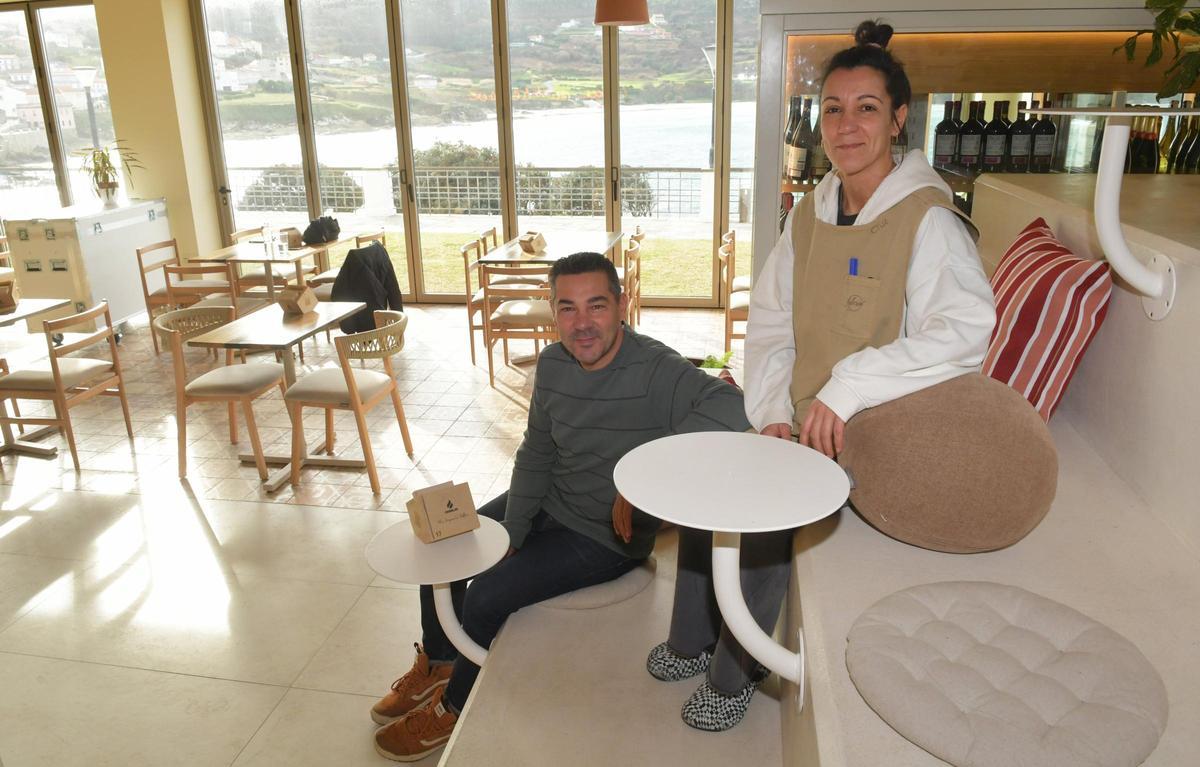 Guillermo y Mari Cruz Iglesias en su nuevo local de Caión.