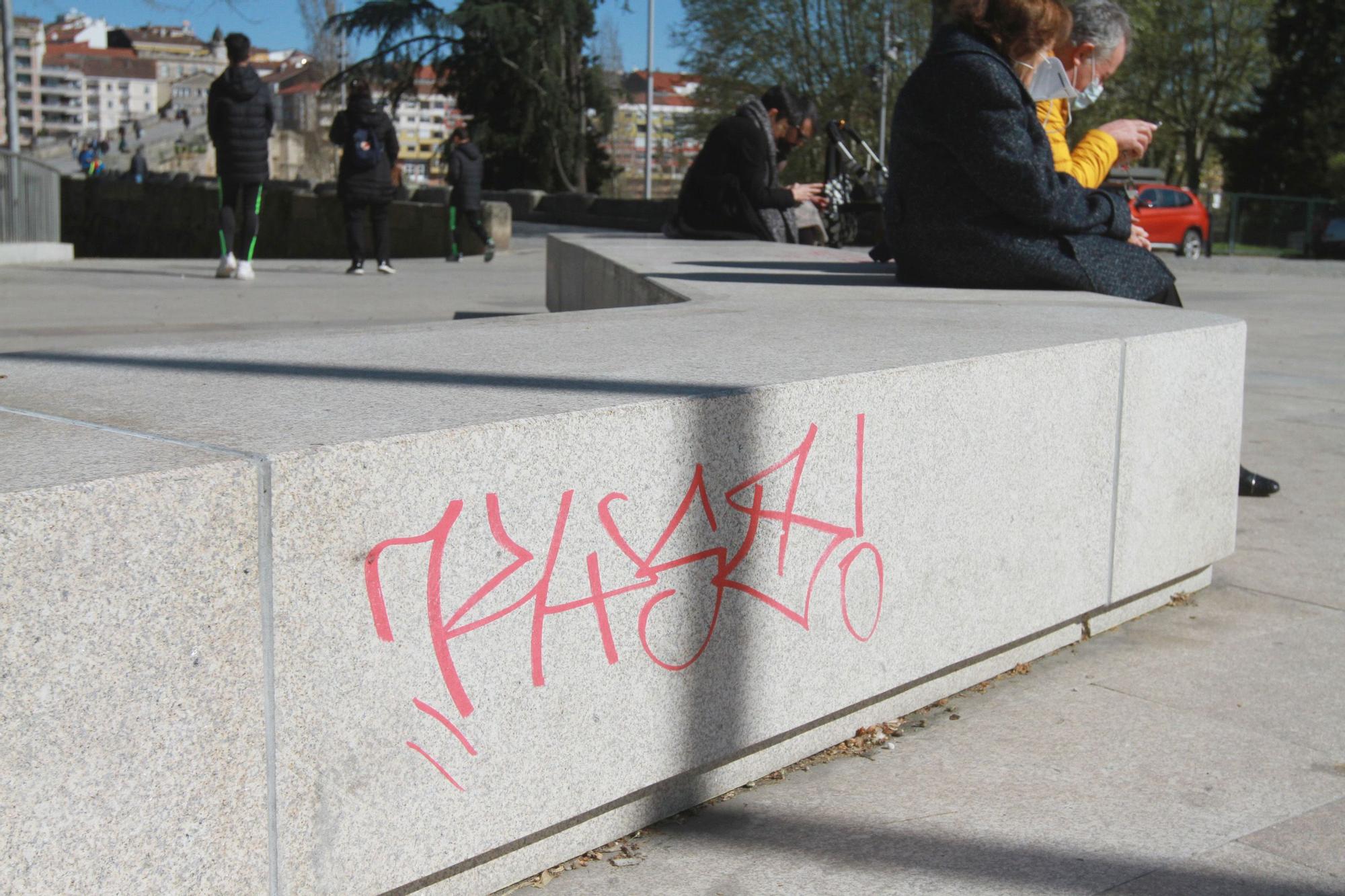 En los bancos de la nueva explanada del entorno monumental también han actuado los vándalos.