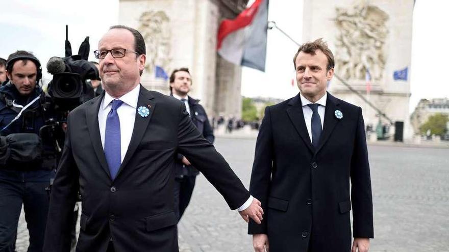 El presidente saliente de Francia, François Hollande, y su sucesor, Emmanuel Macron, ayer en París, en un acto conmemorativo del final de la II Guerra Mundial. // Reuters