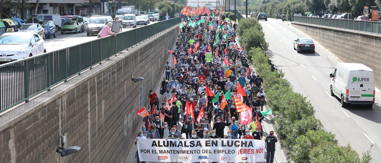 Protesta de los trabajadores de Alumalsa en octubre de 2020 contra un ere presentado por la empresa.