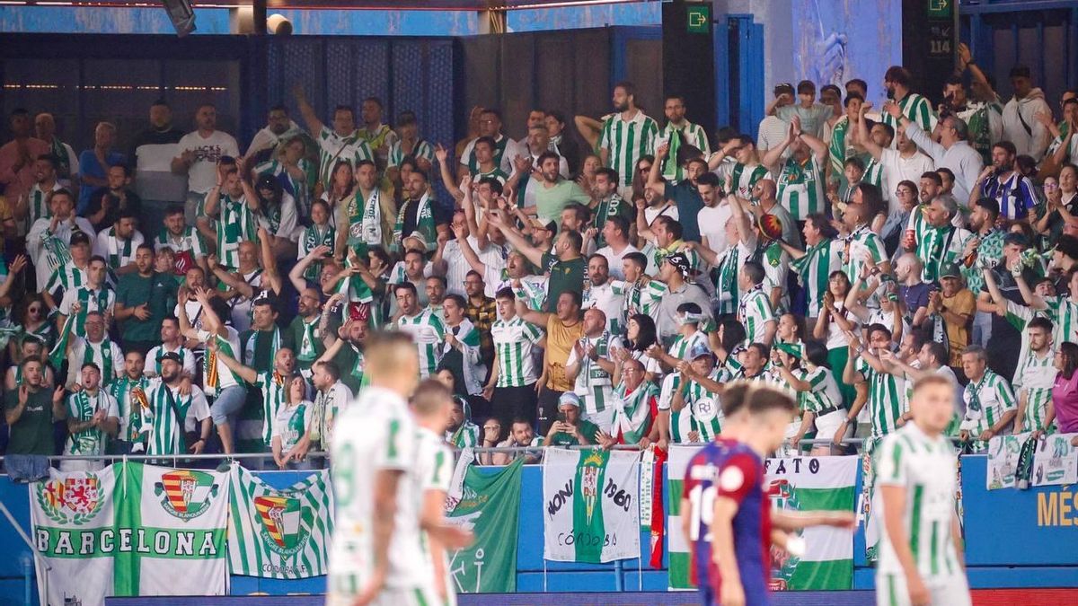 Los jugadores del Córdoba CF saludan a su afición