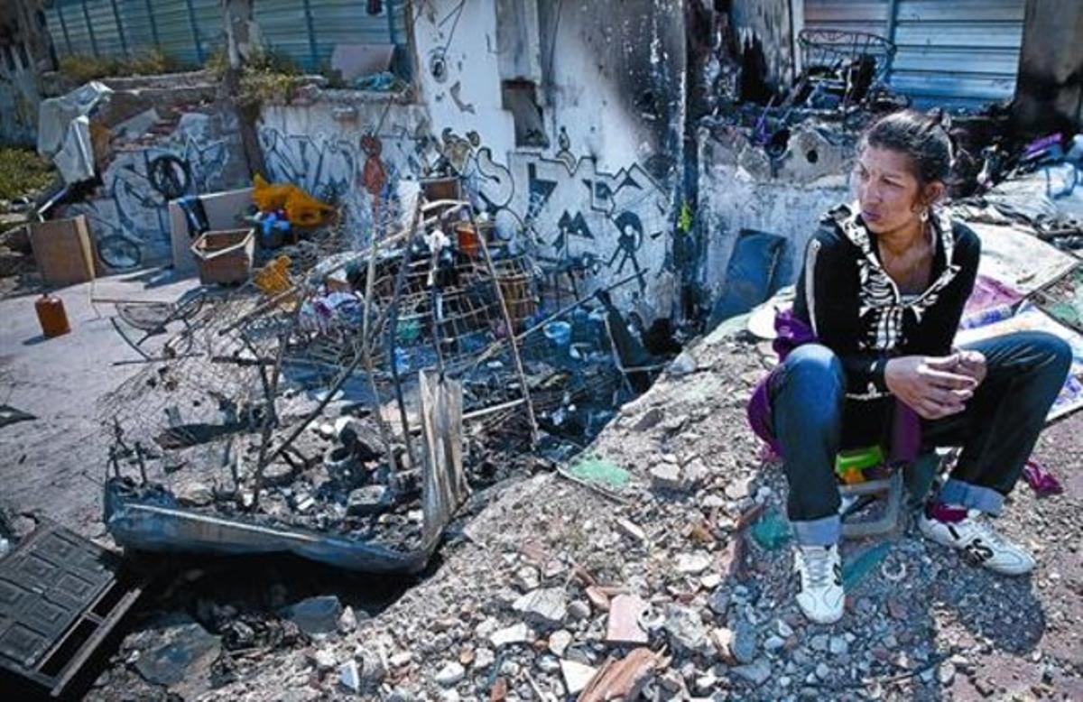 El forat de sota la rampa on vivien les persones que van perdre la vida per l’acumulació de fum.