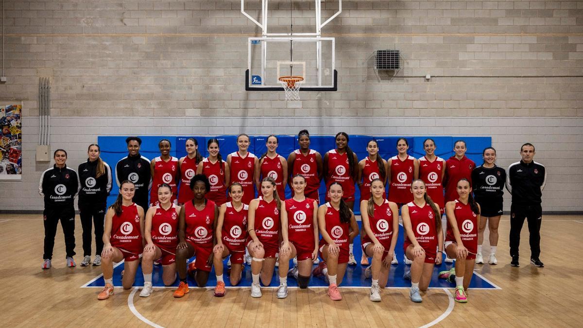 Las jugadoras del equipo júnior y del cadete, y su cuerpos técnicos, durante una sesión de entrenamiento en el Príncipe Felipe.