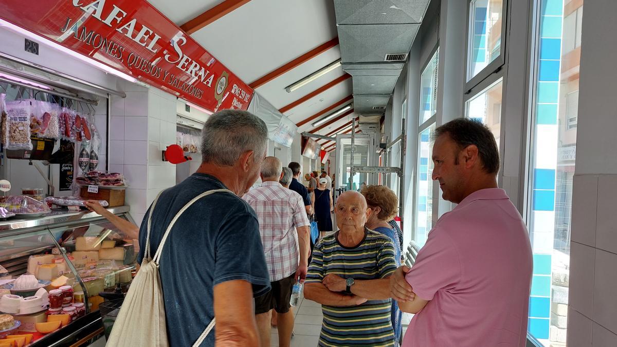 Natxo Bellido visita el mercado municipal de Carolinas