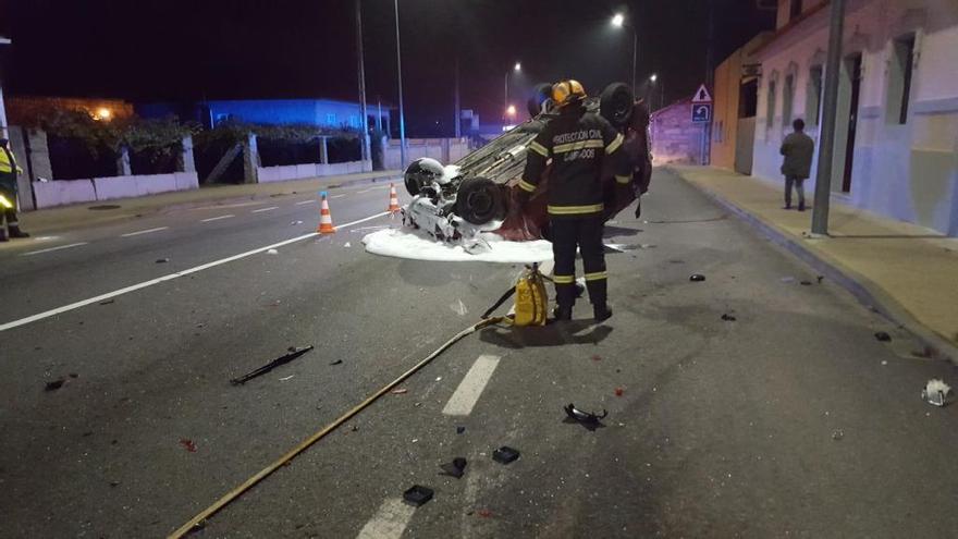 El vehículo quedó volcado y ocupando un carril de la vía