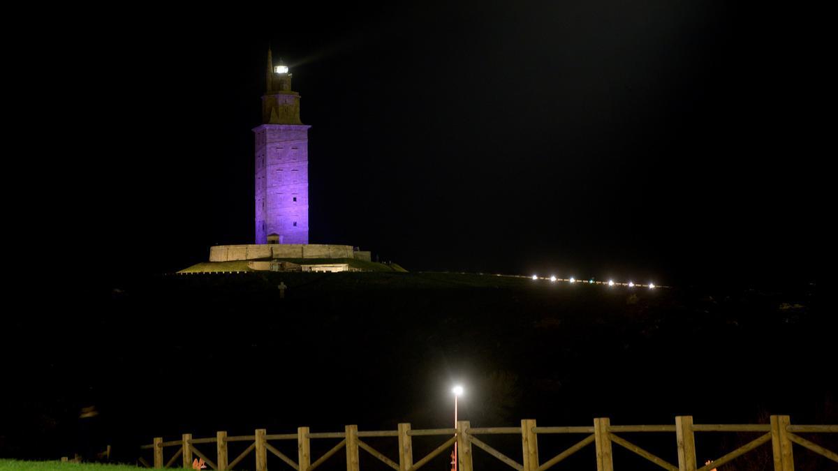 La Torre de Hércules, iluminada en color violeta por el Día Contra la Violencia sobre la Mujer.