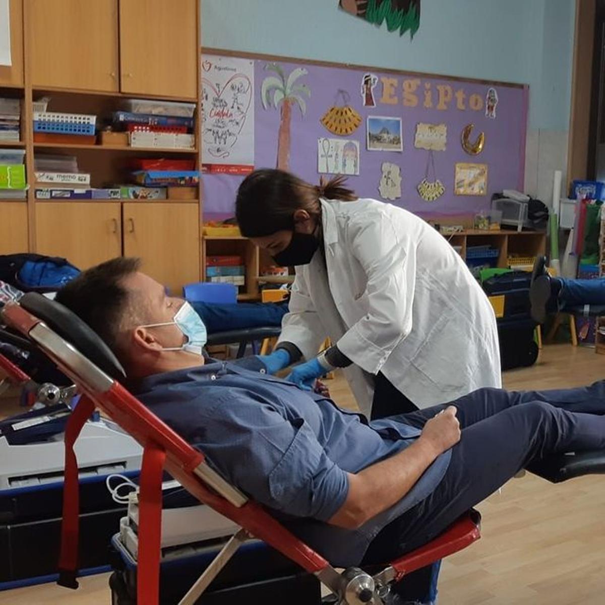 Un donante de sangre, en el Banco de Zaragoza.