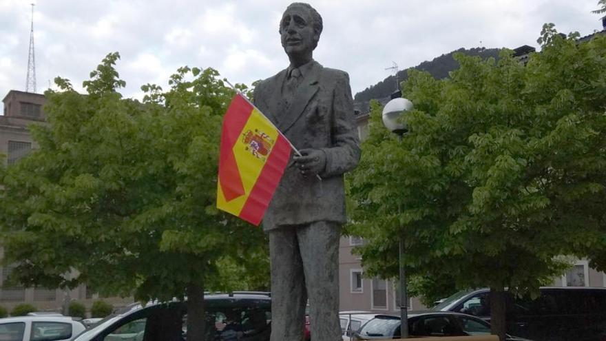 El monument a Companys, amb la bandera espanyola