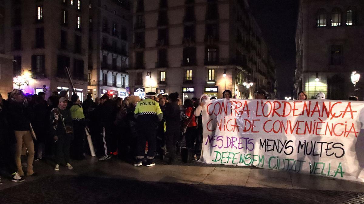 Diversos colectivos protestan contra la nueva ordenanza de convivencia ...