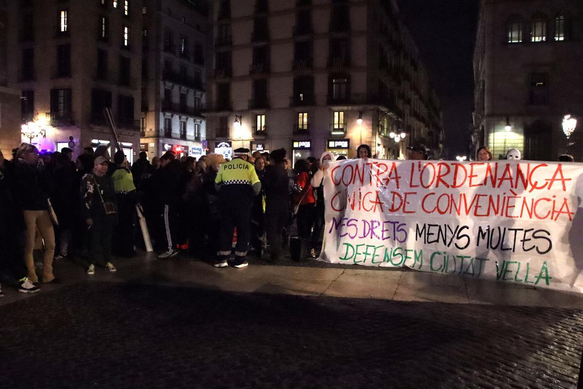 Concentración de personas en Sant Jaume en contra de la nueva ordenanza de convivencia.