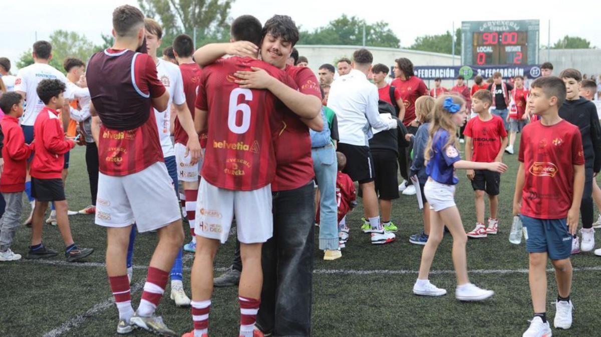 Rulo es consolado por un aficionado (arriba) e hinchas rojillos en el Novo Municipal. | Bernabé/Ángel Abeledo