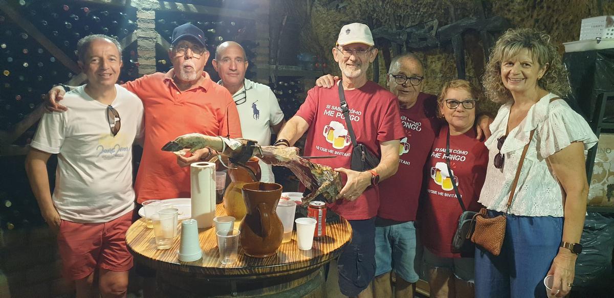 Peñas, vecinos y vistantes disfurtan del recorrido por las bodegas Peñas, vecinos y vistantes disfurtan del recorrido por las bodegas