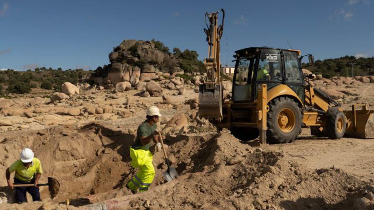 Excavaciones para descubrir la tubería. | J. L. F. 