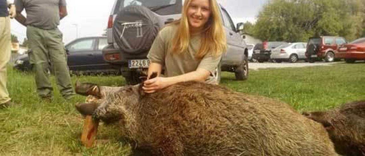 La joven Sara Buenaga, con un jabalí.